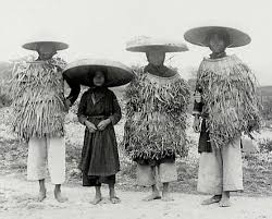 Alt:"Áo mưa nguyên thuỷ được làm bằng đai"