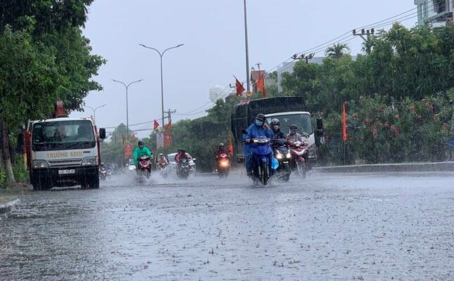 Alt="Mưa ở HCM"