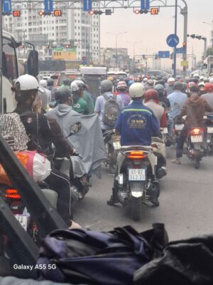 Alt="Đi xe chậm khi trời mưa"